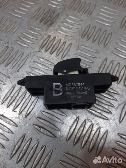 Кнопка стеклоподъемника задняя правая Mitsubishi