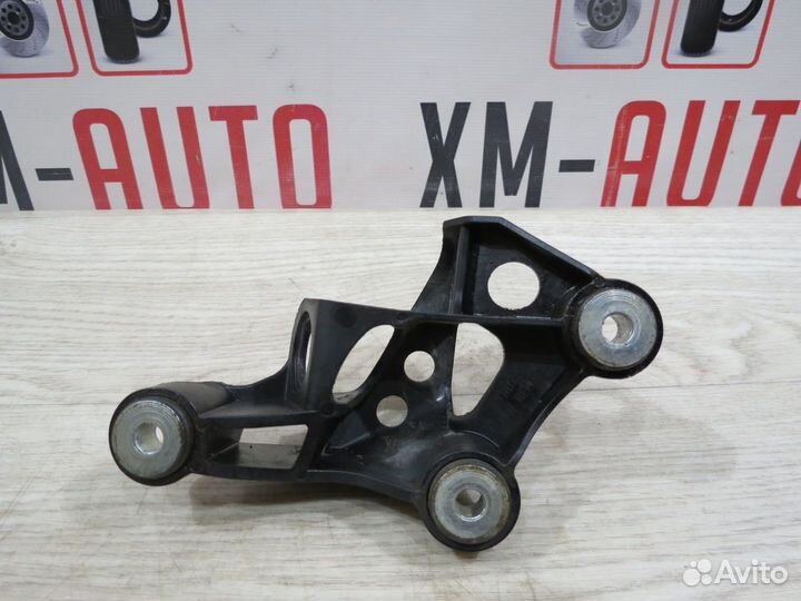 Крепление троса кпп Skoda Rapid