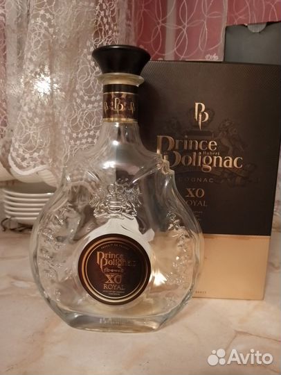 Пустая бутылка с коробкой из под коньяка