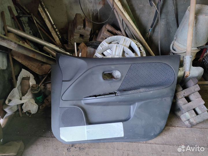 Обшивка правая передняя Ниссан Ноут