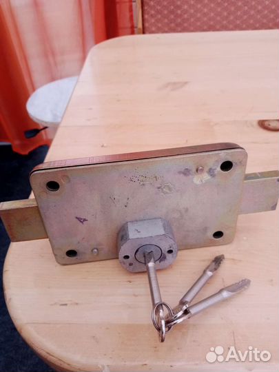 Дверной замок накладной