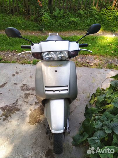 Двухместный скутер Honda Lead 90. 90 кубов