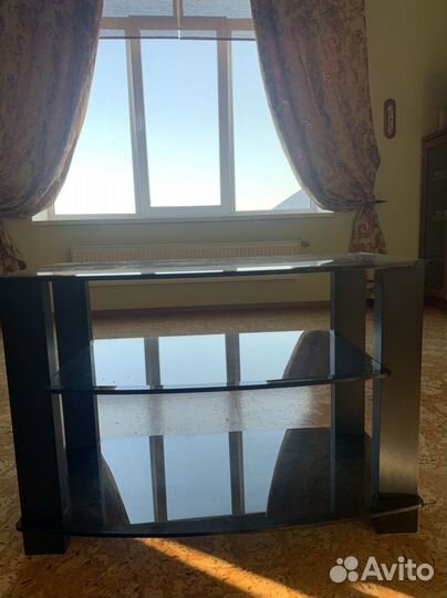 Стеклянная тумба под аппаратуру