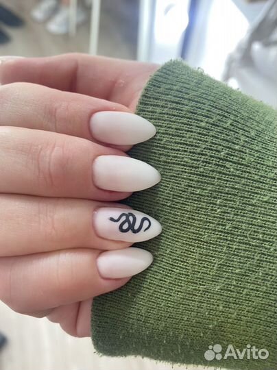 Маникюр в салоне