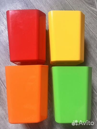 Набор цветных контейнеров