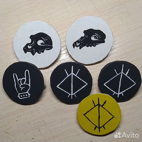 Самодельные значки черепки, рука и глазки