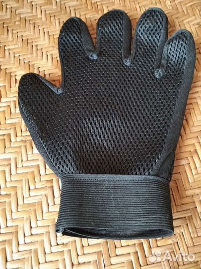 Перчатка для вычесывания шерсти