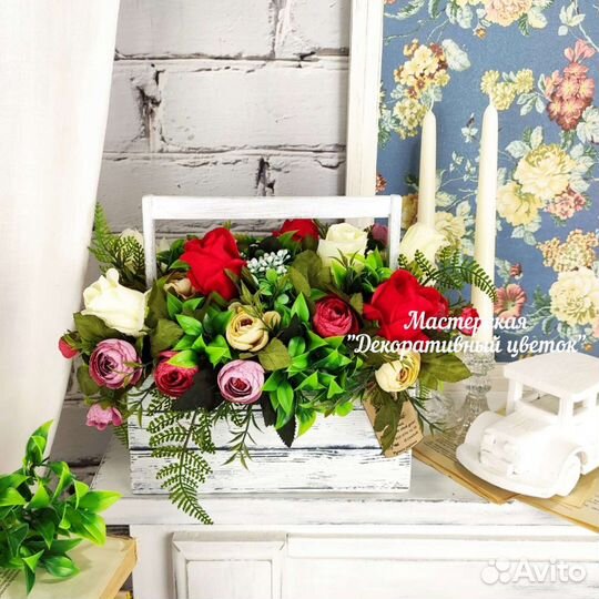 Ящик с декоративными цветами