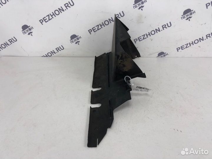 Дефлектор радиатора левый Ford Focus хэтчбек 5 дв