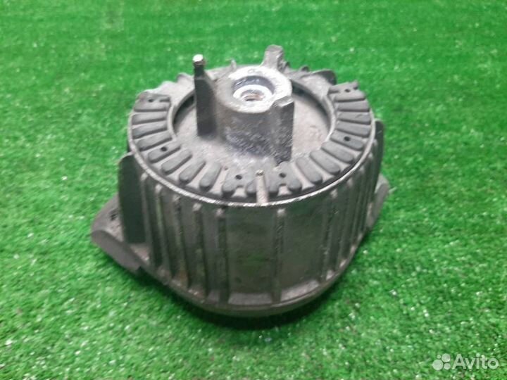 Опора (подушка) двигателя правая Mercedes Benz E