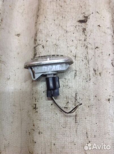 Повторитель на крыло левый белый Hyundai Santa Fe