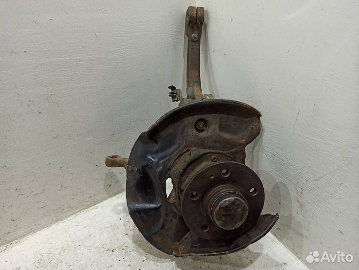 Кулак передний правый