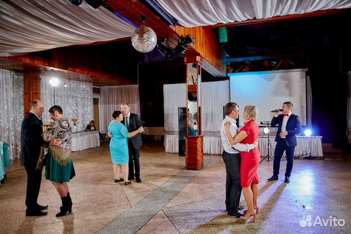 Диджей, певец, караоке