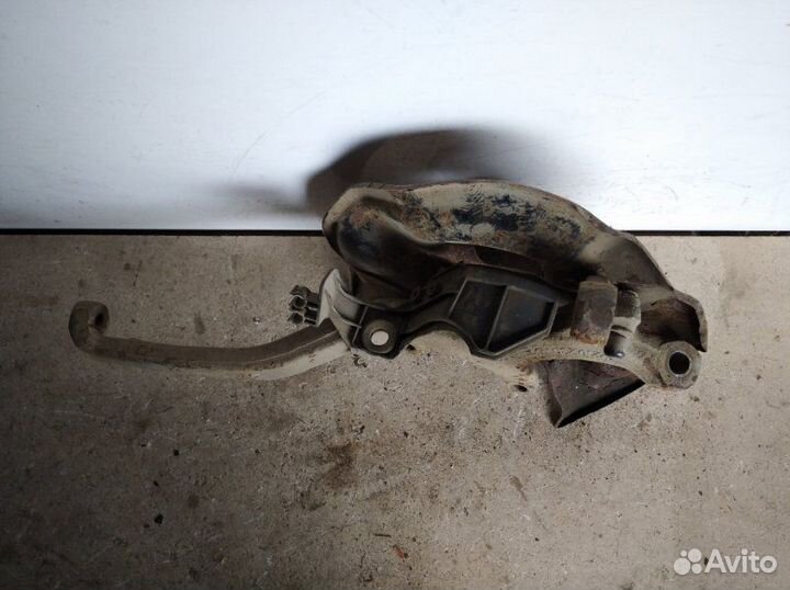 Кулак поворотный передний правый Mercedes Benz