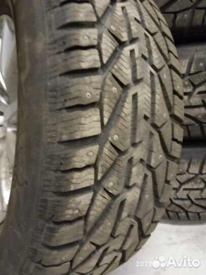Продам зимнюю шиповонную резину на дисках