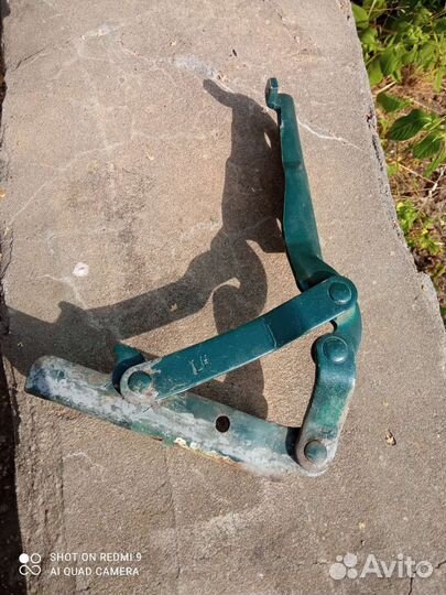 Петля капота левая Дэу Нубира 1 б/у