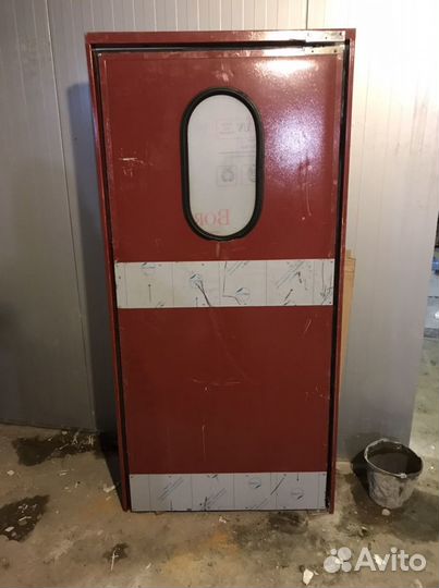 Дверь маятниковая