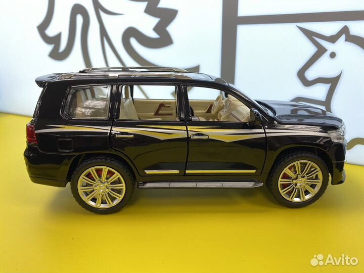 Железная модель Toyota Land Cruiser 200 1:24/Круза