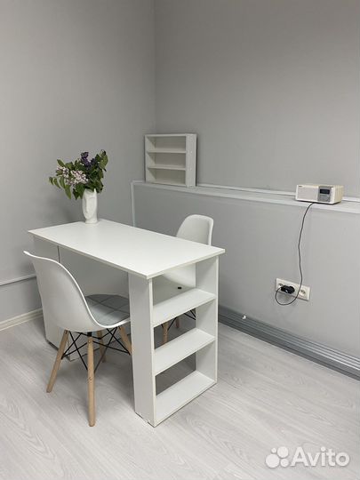 Рабочее место мастера маникюра и бровиста