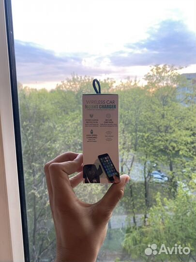 Автомобильный держатель с беспроводной зарядкой