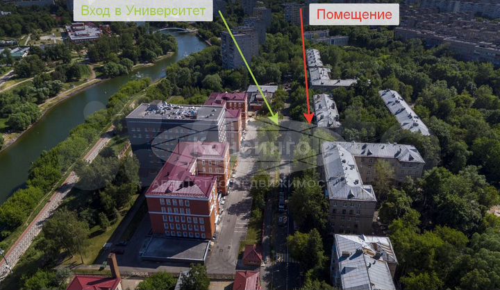 Напротив входа в Университет