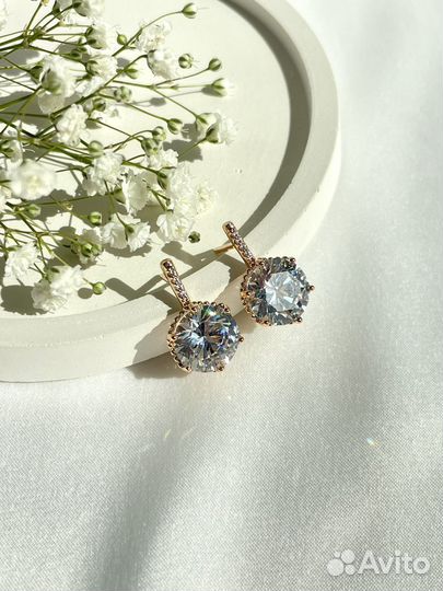 Шикарные серьги с крупным камнем под золото