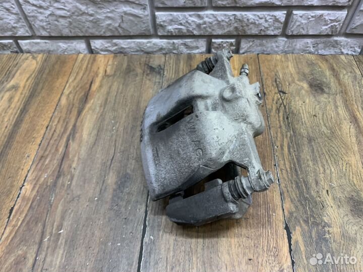 Skoda Kodiaq Суппорт тормозной передний RH