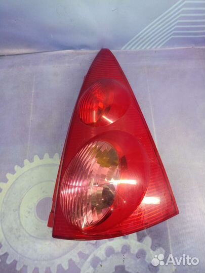 Фонарь правый Peugeot 107