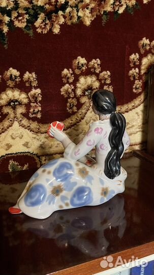 Цыганка с веером фарфор