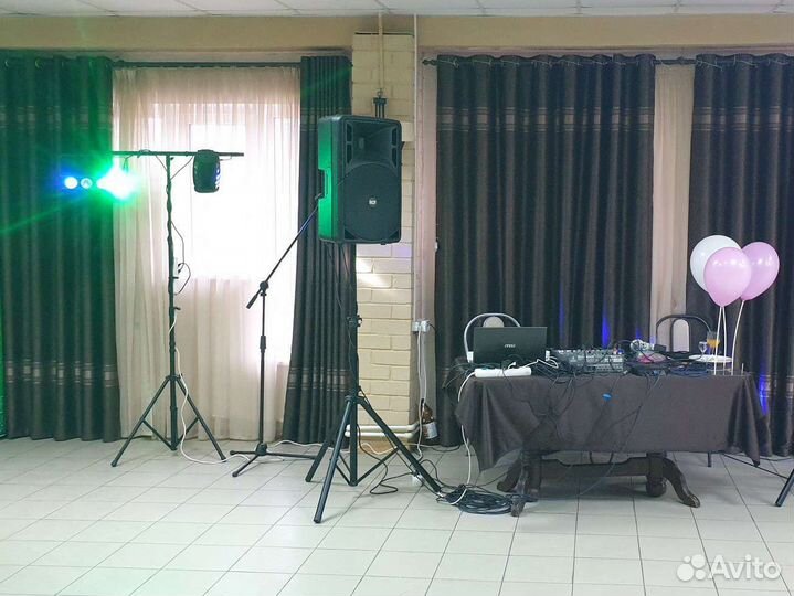 Dj Ди-Джей,звукооператор с оборудованием