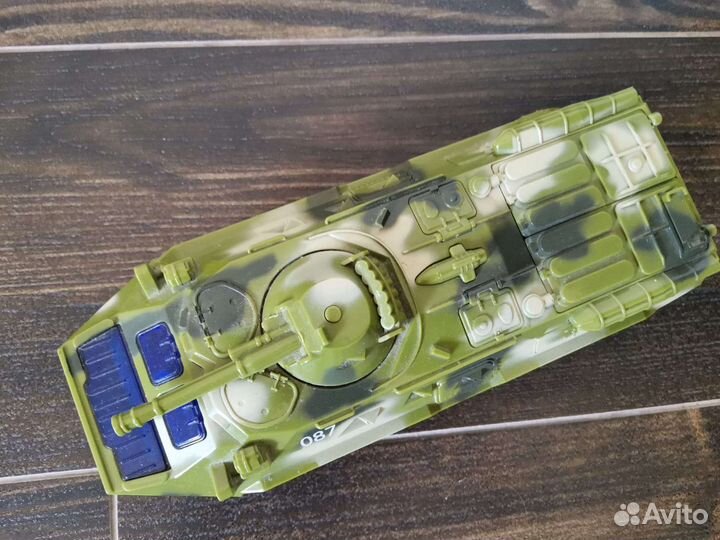 Танк игрушка