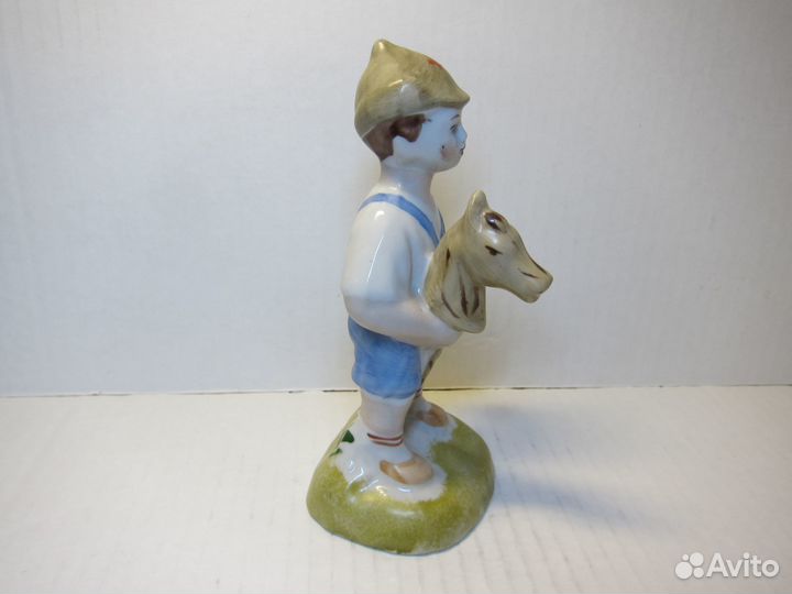 Фарфоровая статуэтка На лошадке