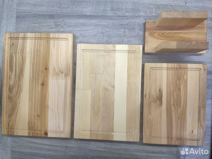 Набор разделочных досок из дерева на подставке