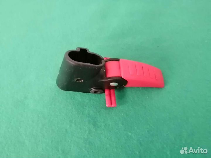 Блок крепления задних колёс с тормозом для коляски