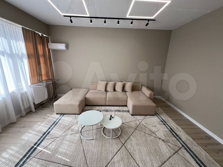 2-к. квартира, 65 м², 1/10 эт.