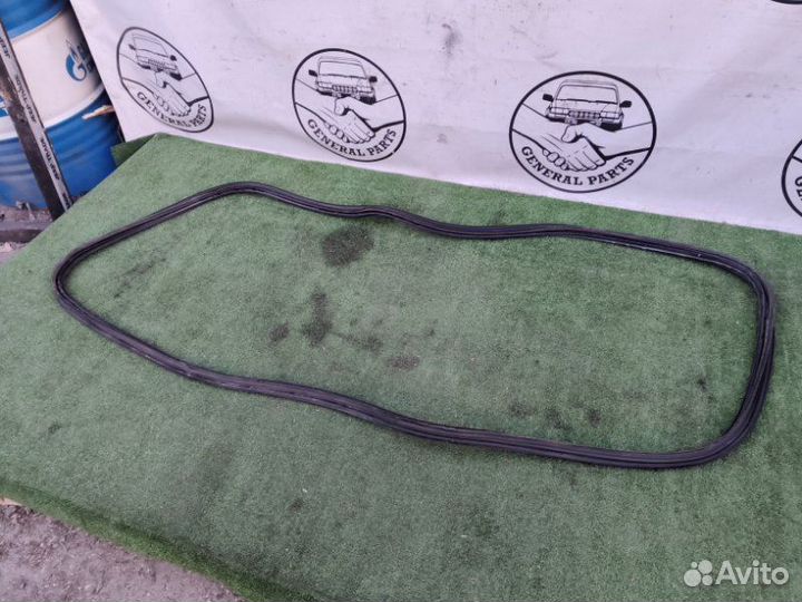 Уплотнительная резинка двери багажника Toyota Land