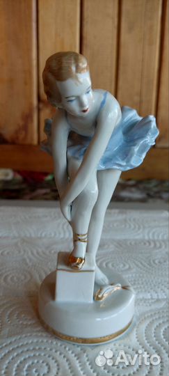 Балерина завязывает пуанты Дулëво