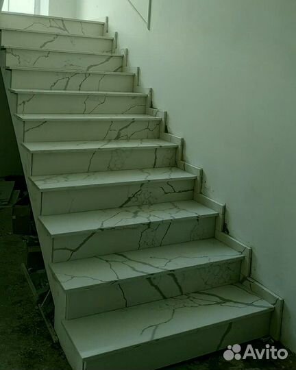 Лестница из камня кварцевый агломерат