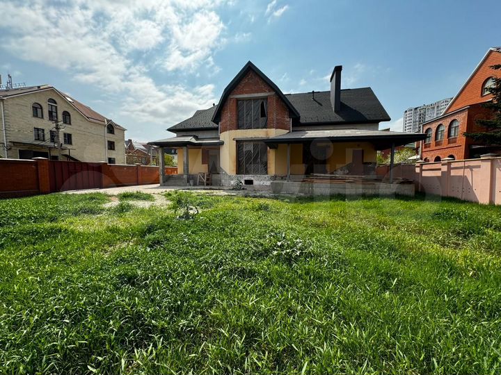 Дом 334,9 м² на участке 8,1 сот.