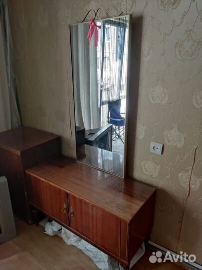 Тумбочка с зеркалом