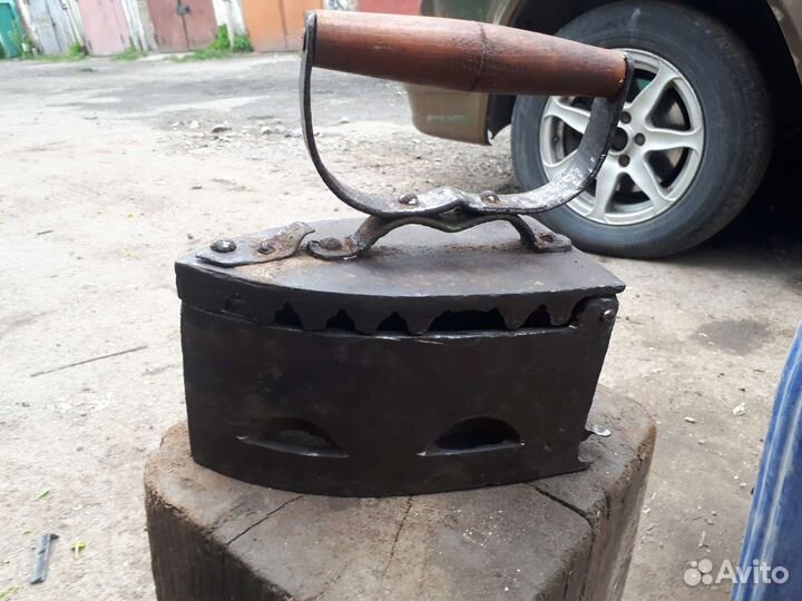 Старинный утюг на углях