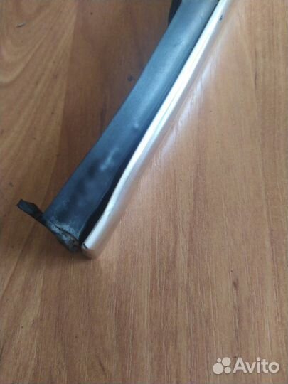 Молдинг стекла задний левый Volkswagen Passat B5+