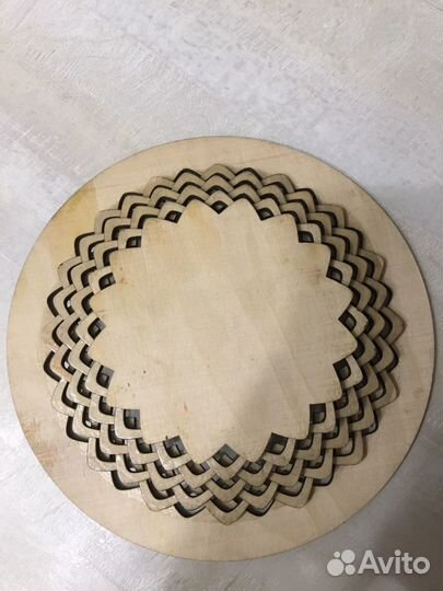 Тарелка деревянная резная