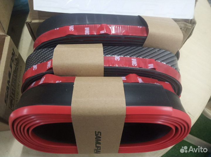 Губа бампера универсальная резиновая черно-красная