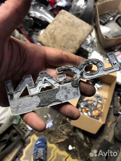 Шильдик Renault Logan