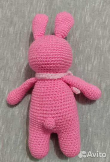 Вязаная игрушка заяц