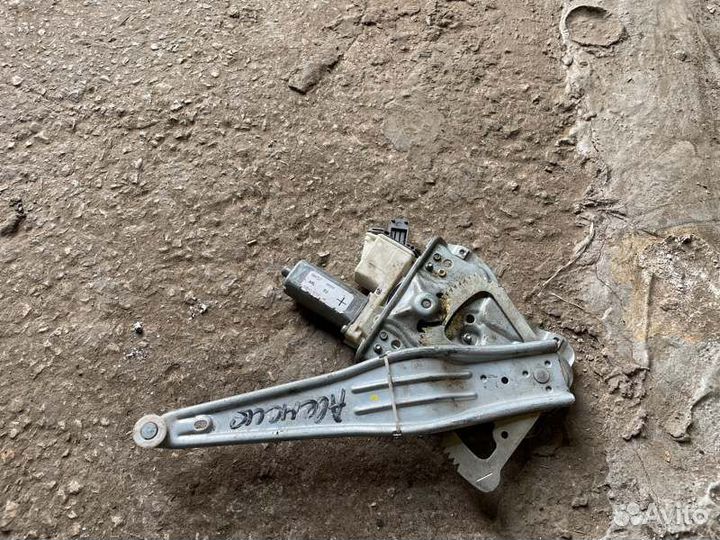 Стеклоподъемник задний левый Toyota Avensis 2