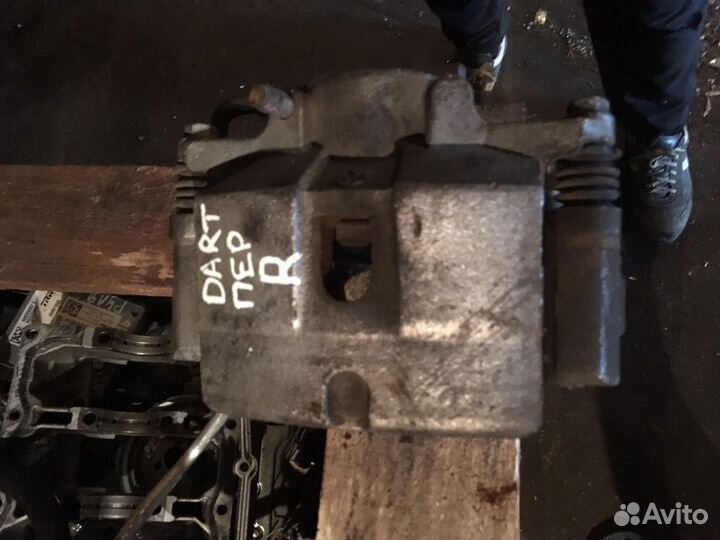 Суппорт передний правый Dodge Dart