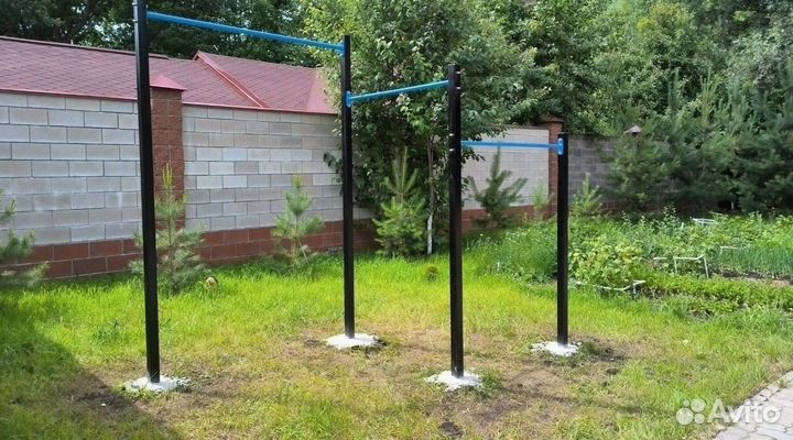 Уличный турник для всей семьи можно и качели