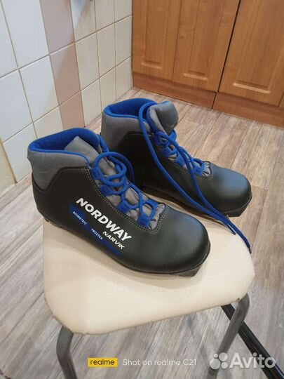 Лыжные ботинки и палки от лыж